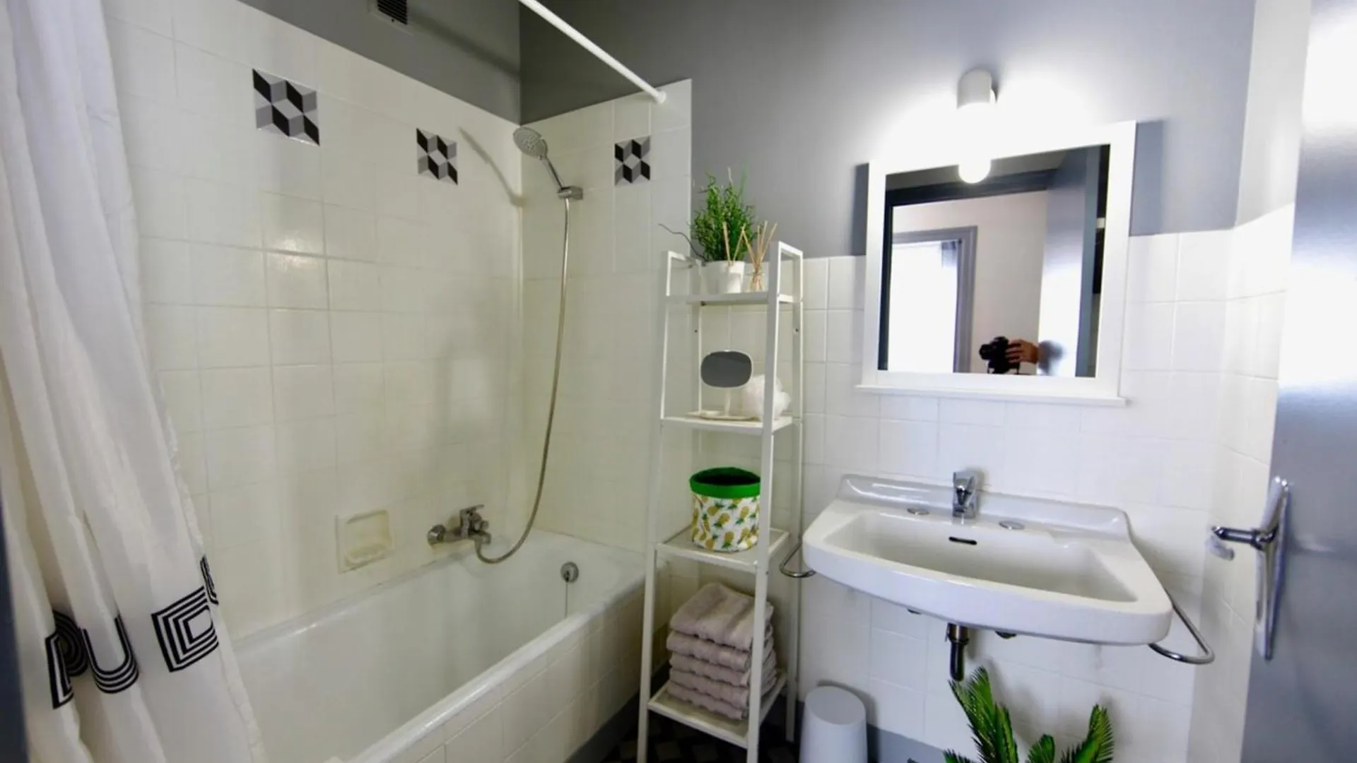 Le Cocon Colore - Centre Ville - 50M De La Gare Annecy Apartment